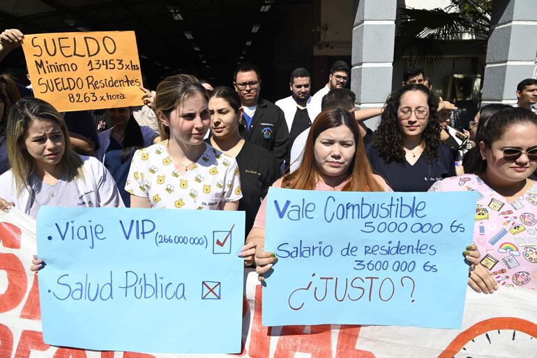 Los médicos cuestionaron el despilfarro de los fondos públicos a través de carteles de protesta.