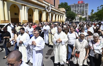 El cardenal Adalberto Martínez porta una cruz, en medio de la última peregrinación del año, en el microcentro de Asunción.