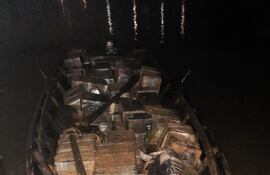 La embarcación con la carga de marihuana en el río Paraná, en la costa brasileña.