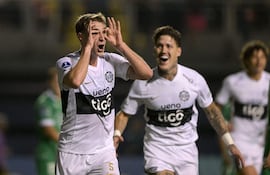 Juan Fernando Alfaro (i) celebra su gol, el segundo para el triunfo de Olimpia sobre Audax Italiano en Chile.