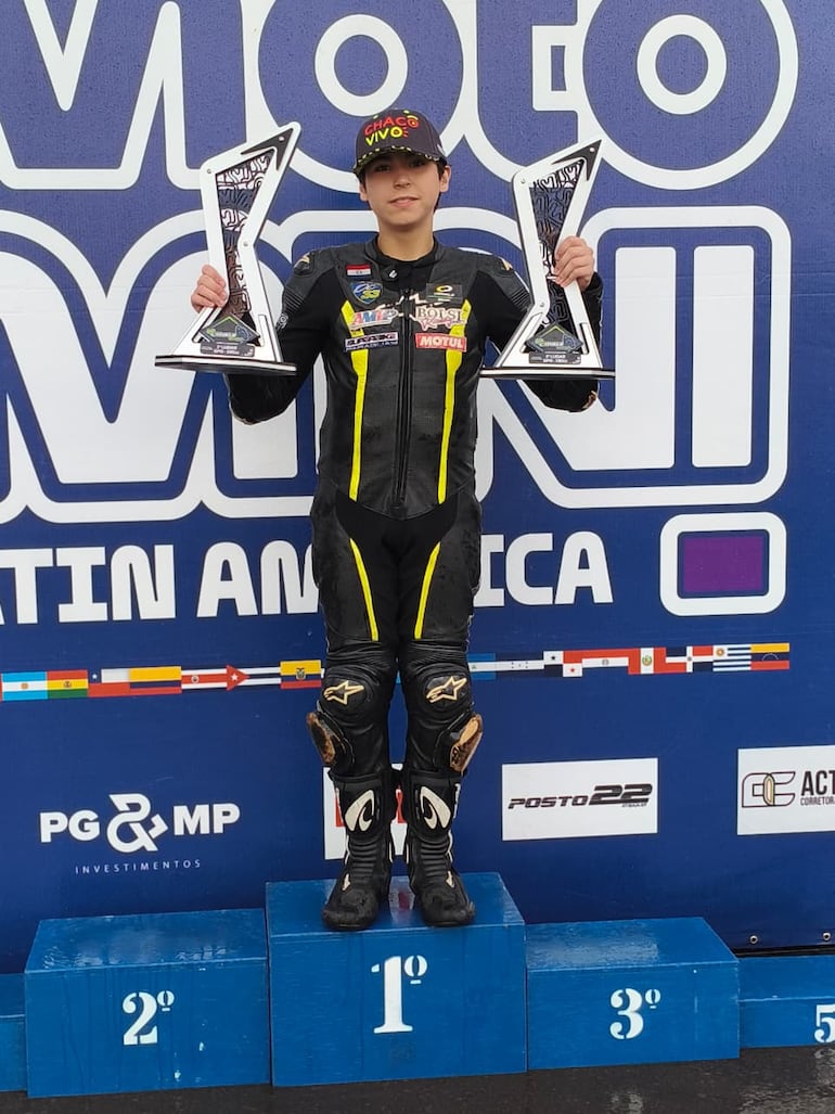 El piloto paraguayo de moto velocidad, Oliver Cuevas, exhibe los trofeos que nuevamente consiguió el fin de semana en Brasil.