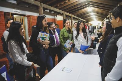 Destacan interés por becas de Becal durante rendición de Hacienda en Misiones