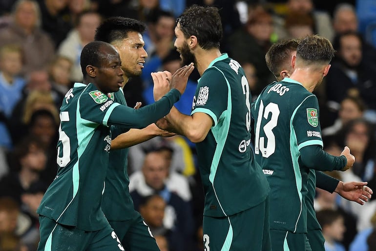 El centrocampista marfileño del Brighton, Malick Yalcouyé , celebra tras anotar el primer gol de su equipo durante el partido de fútbol de la cuarta ronda de la Copa de la Liga de Inglaterra entre el Manchester City y el Brighton and Hove Albion en el estadio Etihad de Mánchester.
