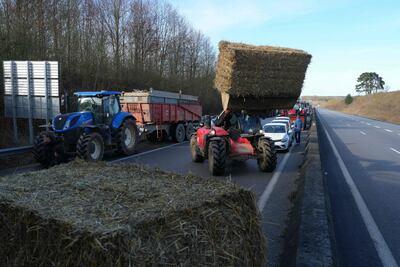 Los agricultores bloquean autopistas clave en Francia antes de anuncios del  gobierno.