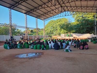 Sentata en el Colegio Técnico Emilio Johannsen de la ciudad de Villa Elisa.