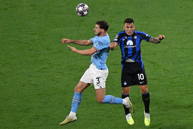 Ruben Dias y Lautaro Martinez peleando por el balón.