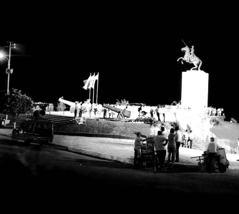 Inauguración del monumento ecuestre a un costado del entonces Colegio Militar en el Centro de Asunción.