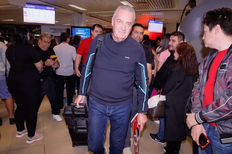 El argentino Gustavo Alfaro durante la llegada al Aeropuerto Internacional Silvio Pettirossi para asumir la selección de Paraguay.