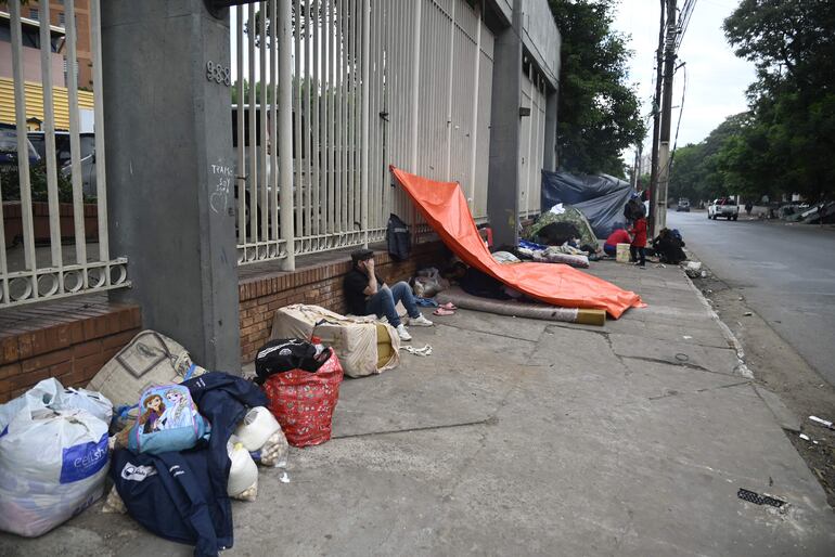 Los indígenas de la comunidad San Jorge Joyvy, de Caaguazú, instalaron frente sus carpas frente al Indi, sobre la avenida Artigas