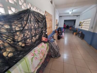 Familiares de pacientes internados en UTI deben acampar en los pasillos para comprar todo lo necesario en insumos y medicamentos.