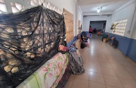 Familiares de pacientes internados en UTI deben acampar en los pasillos para comprar todo lo necesario en insumos y medicamentos.