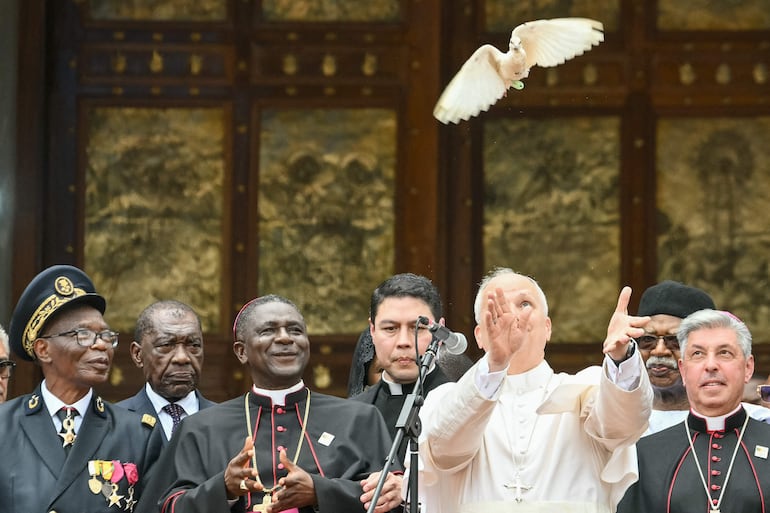 El papa León XIV, durante un acto por la paz en la catedral de San José, en Camerún.
