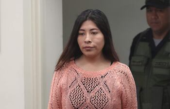 Fotografía de archivo del 18 de marzo de 2025 de la ex primera ministra de Perú Betssy Chávez (i) en una audiencia este martes, en Lima (Perú).