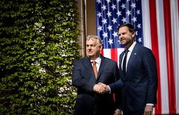 El primer ministro Viktor Orbán (i) recibe al vicepresidente de Estados Unidos, James D. Vance, Budapest.