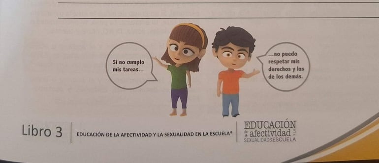 Niña de camiseta verde y niño de camiseta roja discuten sobre tareas escolares en un entorno educativo.