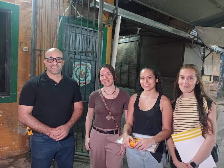 Cuatro personas sonrientes posan en un entorno urbano, visiblemente contentas después de una reunión sobre un proyecto de movilidad.