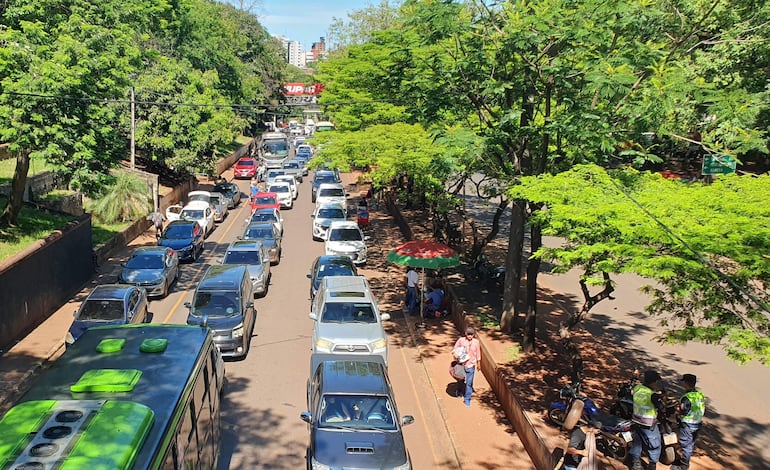 Sobre la ruta PY 02 se forman largas filas de vehículos con destino al puente de la Amistad.