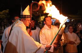 El obispo de Caacupé, Mons. Ricardo Valenzuela, enciende el cirio en el inició de la Vigilia Pascual.