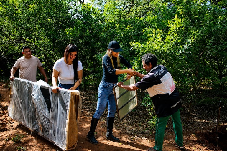 Intendenta de Quyquyhó se jacta de “choza” construida a un adulto mayor