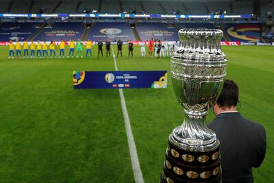 Fotografía del trofeo de la Copa América durante la final entre Brasil y Argentina en el estadio Maracaná, en Río de Janeiro (Brasil).