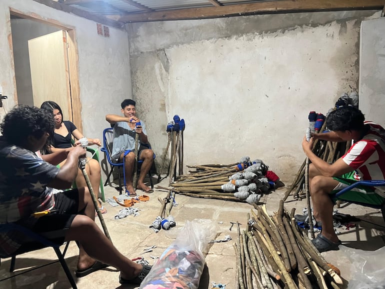 Jóvenes integrantes del grupo Teatro Yara elaboran las antorchas para el Kurusu Rape.