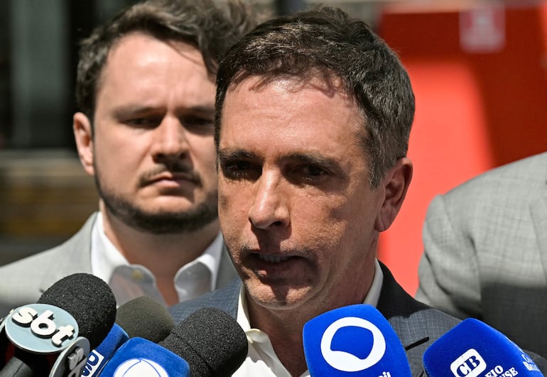 El cardiólogo del expresidente brasileño (2019-2023) Jair Bolsonaro, Brasil Ramos Caiado, habla con la prensa después de que Bolsonaro se sometiera a una cirugía de hernia inguinal en el Hospital DF Star de Brasilia el 25 de diciembre de 2025. 