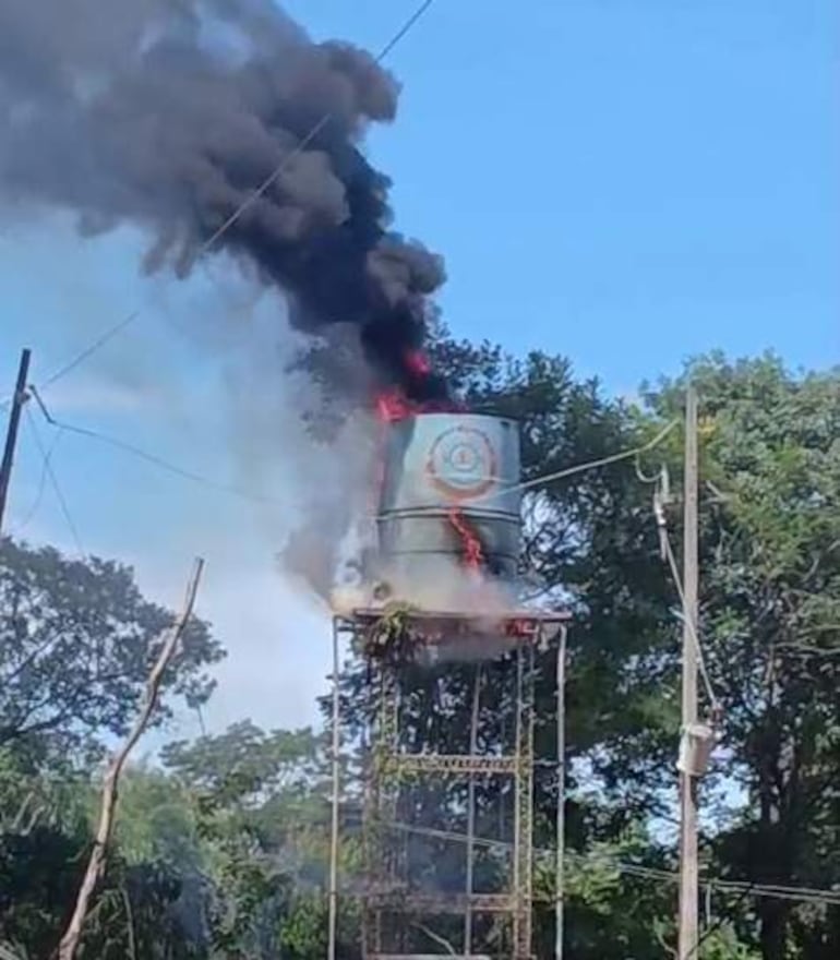 Video: incendio consume tanque que abastecía de agua a familias y a una escuela de comunidad rural en Belén