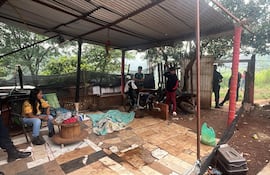 Agentes policiales inspeccionan el lugar del hecho.