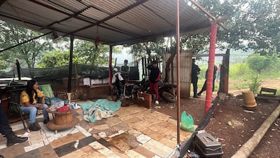 Agentes policiales inspeccionan el lugar del hecho.