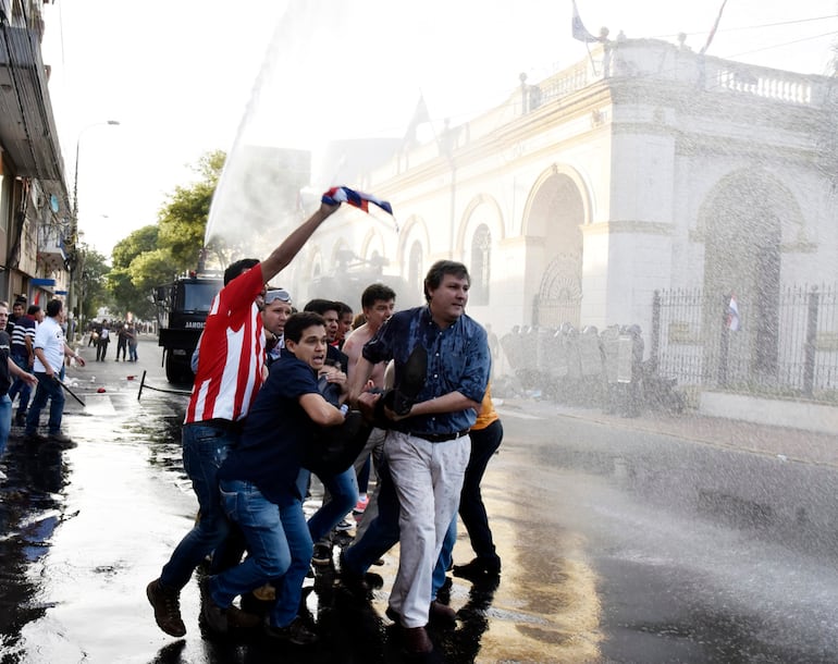 Socorren al diputado Édgar Acosta tras el balazo.