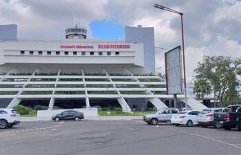 Fachada del Aeropuerto Internacional Silvio Pettirossi (AISP).