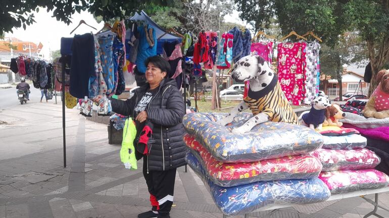 Dolores Vargas, comerciante de abrigos para mascotas.