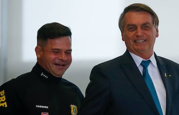 El expresidente brasileño Jair Bolsonaro (d) podría beneficiarse de una reducción de condena.