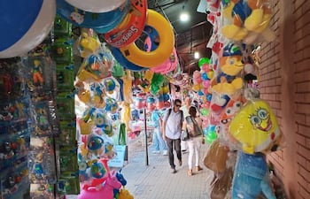 Ofertas de juguetes en el mercado de San Lorenzo en el marco del festejo del día de los Reyes Magos.