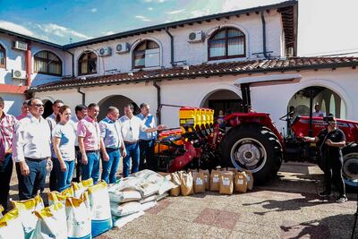 El ministro de Agricultura y Ganadería Carlos Giménez, entregó hoy un tractor 4x4 y una sembradora para fortalecer al sector productivo de Ñeembucú.