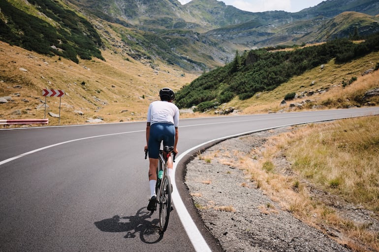 Ciclismo en los Cárpatos. Transfăgărășan, Rumanía.