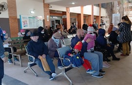 Pacientes del área de Oftalmología del Hospital de Clínicas permanecieron a la intemperie durante temperaturas bajas.