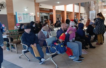 Pacientes del área de Oftalmología del Hospital de Clínicas permanecieron a la intemperie durante temperaturas bajas.
