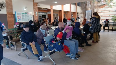 Pacientes del área de Oftalmología del Hospital de Clínicas permanecieron a la intemperie durante temperaturas bajas.