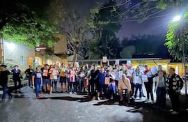 Protesta de adherentes a la marcha de la Generación Z, tras la detención de 31 jóvenes. Un total de 28 varones permanecieron casi 24 horas en la Agrupación Especializada, pese a no contar con órdenes de detención.