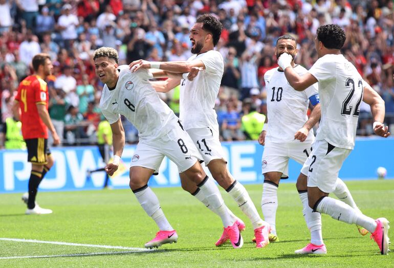 Emam Ashour de Egipto celebra con sus compañeros de equipo tras anotar el primer gol del equipo durante el partido del Grupo G de la Copa Mundial de la FIFA 2026 entre Bélgica y Egipto en el Seattle Stadium.