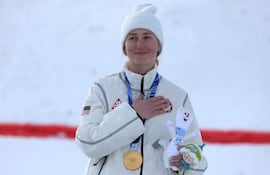 La joven esquiadora freestyle estadounidense Elizabeth Lemley se llevó la medalla de oro en la prueba femenina de moguls (baches).
