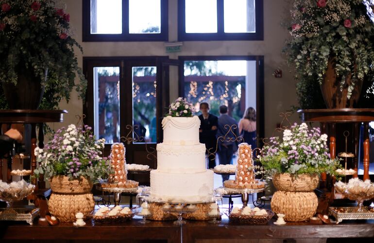 La torta y la mesa de dulces preparo Sabor Bombóm. 