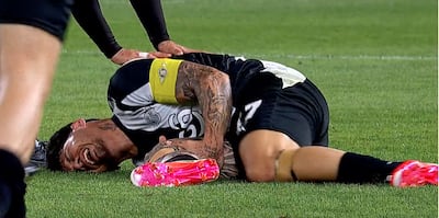 El lateral izquierdo de Libertad, Matías Espinoza queda tendido sobre el césped en el partido por la quinta fecha del torneo Clausura ante Sportivo Trinidense.