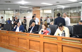 Parte de la bancada colorada de la Junta Municipal, minutos antes de abandonar la sesión para romper el quorum y evitar el tratamiento del Balance 2025. En primer plano: René Calonga (ANR-HC), Mariano Cáceres (ANR-HC), Rosanna Rolón (ANR-independiente) y Marcelo Centurión (ANR-HC).