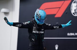 El piloto nacido en King’s Lynn-Reino Unido, George Russell, celebra luego de una gran faena ayer.