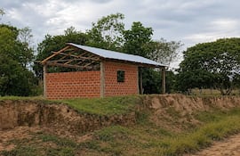 Construcción en progreso rodeada de vegetación, sin personas visibles ni acciones en desarrollo.