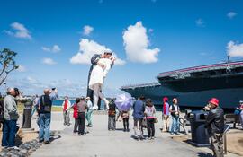 Turistas se toman fotos frente a la estatua Unconditional Surrender en San Diego, California.