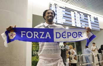 El delantero Adama Traoré saluda a la afición a su llegada esta noche al aeropuerto de Lavacolla para incorporarse al Deportivo de La Coruña, hoy miércoles en Santiago de Compostela.