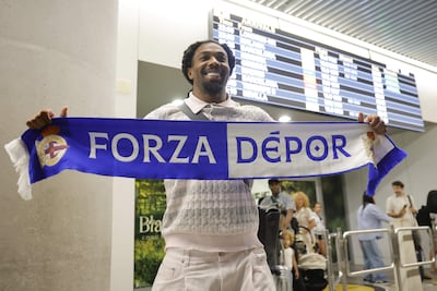 El delantero Adama Traoré saluda a la afición a su llegada esta noche al aeropuerto de Lavacolla para incorporarse al Deportivo de La Coruña, hoy miércoles en Santiago de Compostela.